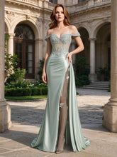 Salbeigrünes Satin-Abendkleid im Meerjungfrauenschnitt mit schulterfreiem Korsettoberteil, Spitzenapplikationen und hohem Schlitz