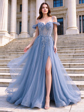 Vestido de festa de tule, tomara que caia, corte evasê, com alças finas, corpete, aplicações de renda e fenda alta, para a noite