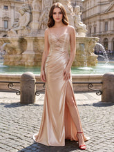 Satin-Abschlussballkleid in Meerjungfrauen-Silhouette mit Spaghettiträgern, Perlenverzierung und Cut-out-Detail, elegantes Abendkleid