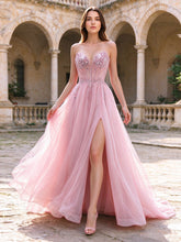 Vestido de baile de tule, sem alças, decote coração, corte evasê, espartilho transparente, lantejoulas e contas, com fenda frontal alta