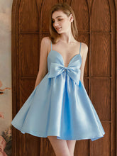 Vestido em linha A com decote V, sem mangas, alças finas de espaguete, cetim e laço, para baile de formatura #FEHC023