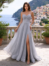 Vestido de baile com alças finas e lantejoulas, corte evasê, decote coração, com grande laço nas costas