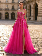 Vestido de festa de tule com glitter, alças finas, aplicações florais douradas, saia evasê tipo espartilho e fenda alta, vestido para a noite