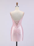 Vestido justo de cetim para festa de formatura, com aplique de miçangas, decote V e saia de coquetel #FEHC001