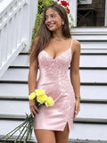 Vestido justo de cetim para festa de formatura, com aplique de miçangas, decote V e saia de coquetel #FEHC001