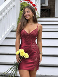 Vestido justo de cetim para festa de formatura, com aplique de miçangas, decote V e saia de coquetel #FEHC001