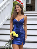 Vestido justo de cetim para festa de formatura, com aplique de miçangas, decote V e saia de coquetel #FEHC001