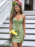 Vestido justo de cetim para festa de formatura, com aplique de miçangas, decote V e saia de coquetel #FEHC001