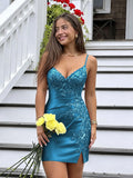 Vestido justo de cetim para festa de formatura, com aplique de miçangas, decote V e saia de coquetel #FEHC001