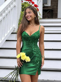 Vestido justo de cetim para festa de formatura, com aplique de miçangas, decote V e saia de coquetel #FEHC001