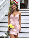 Vestido justo de cetim para festa de formatura, com aplique de miçangas, decote V e saia de coquetel #FEHC001